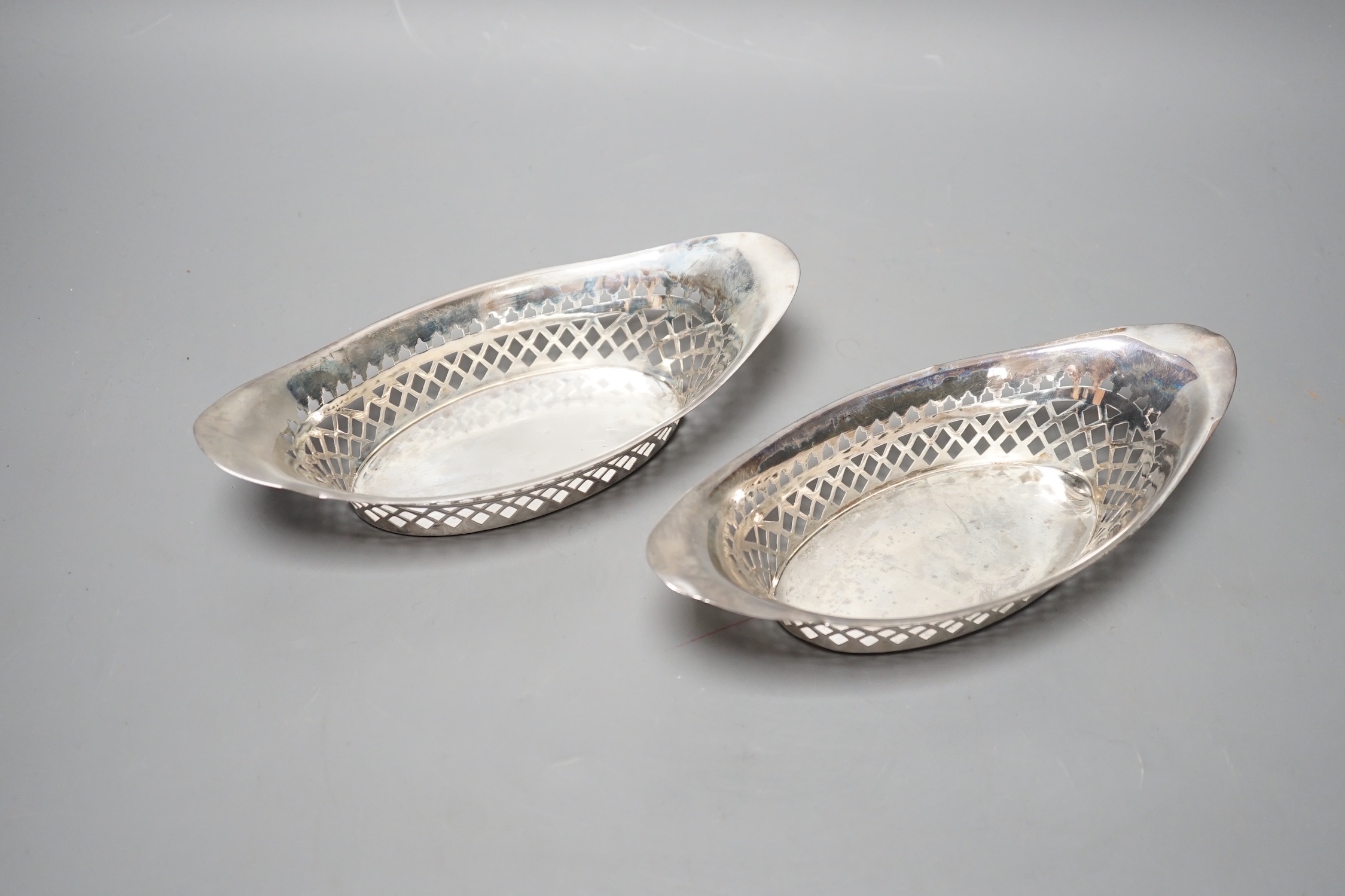 A pair of Edwardian pierced silver oval dishes, Atkin Brothers. 1905, 19.9cm, 5.5oz.